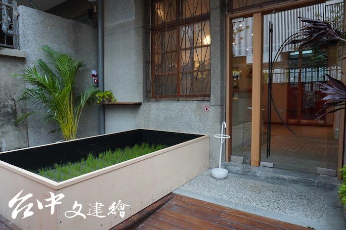 猜猜,種植稻米的土有多重?該方盒長、寬為 180 X 210 公分。(攝影:謝平平)