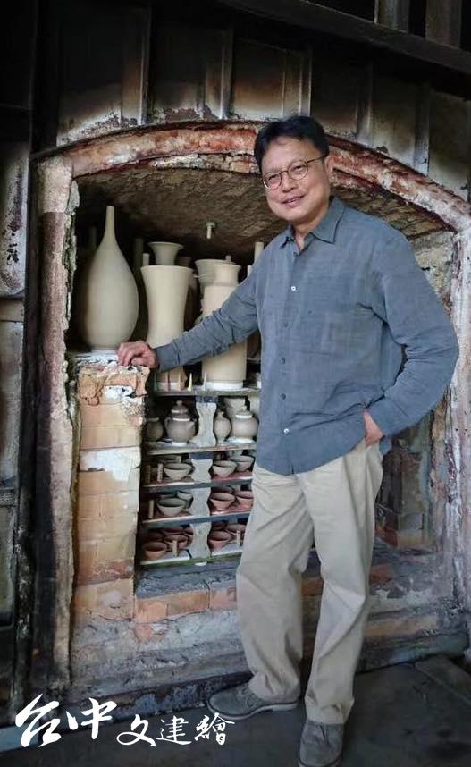 何志隆翡翠青瓷受到許多藏家欣賞,進而收藏。「清翫雅集」前任理事長洪三雄也曾到台東參與參與翡翠青瓷土胚入窯點火儀式。(圖:「何志隆翡翠青瓷」粉專)