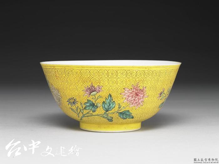 清 乾隆 琺瑯彩瓷錦地菊花紋碗(圖:國立故宮博物院)