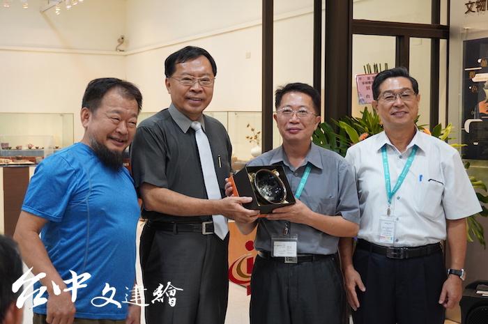 台灣工藝中心主任許耿修(左二)贈以施景南(左一)作品天目碗,作為見面禮,致贈台中大墩文化中心主任陳文進(右二),右一為台中市文化局專委鍾正光。(攝影:謝平平)