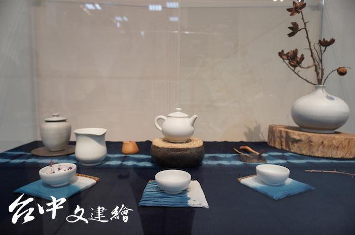 邱肇琳作品〈藍田秋漱玉〉。青黛色桌巾象徵秀姑巒溪。(攝影:謝平平)