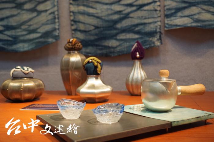 曾獲2018新世紀琺瑯獎金獎的呂涵育作品〈伴〉。(攝影:謝平平)