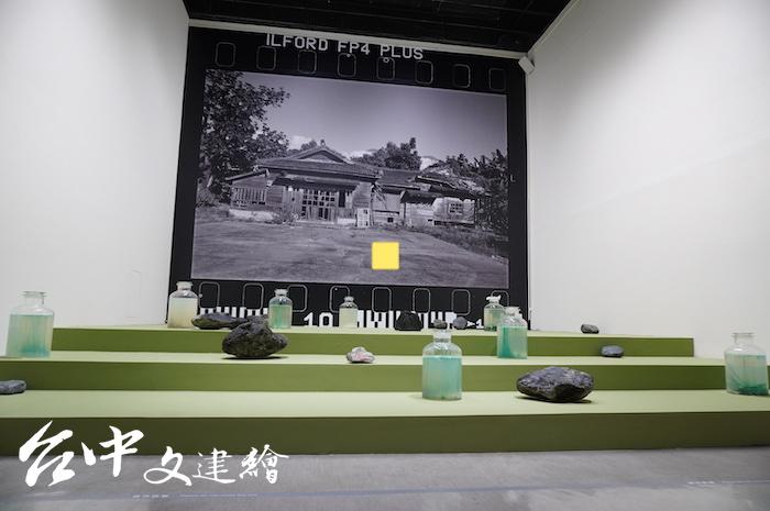 江凱群以複合媒材加上花蓮閃玉、墨玉與相思木、人造矽等,創作「豐田玉庭園」。(攝影:謝平平)