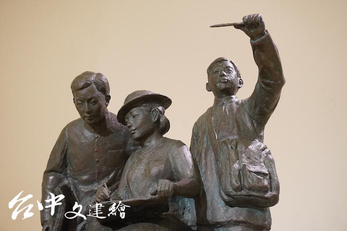 與藝評家謝里法著作《紫色大稻埕》相互輝映的〈台展三少年〉雕像。(攝影:謝平平)