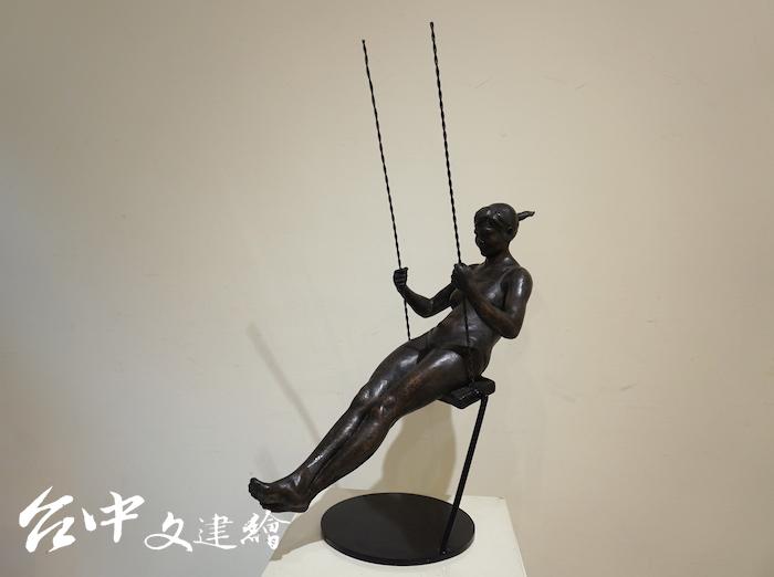 為了創作舞蹈系列,王英信特別去學舞蹈。(攝影:謝平平)