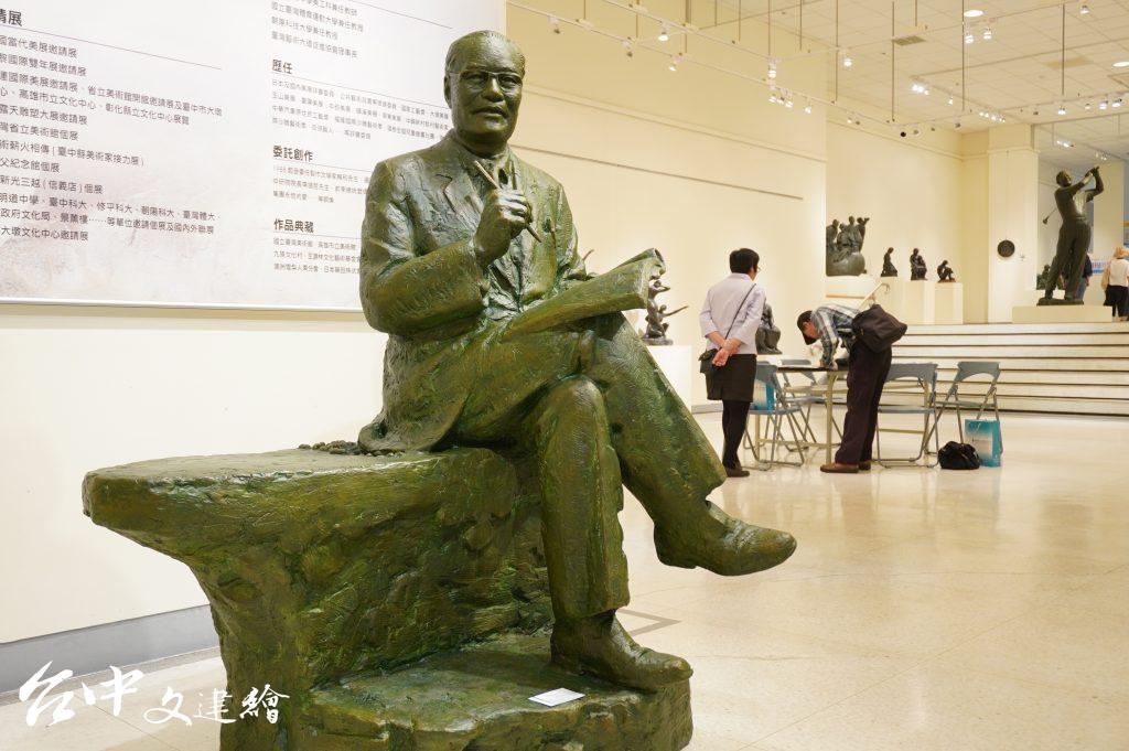 據聞,知名報人成舍我生前的寫作靈感都靠吃花生,王英信接受委託製作雕像時,也塑造了花生堆的位置。(攝影:謝平平)