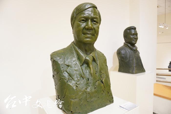 王英信製作的台灣中部美術協會榮譽理事長倪朝龍雕像。(攝影:謝平平)