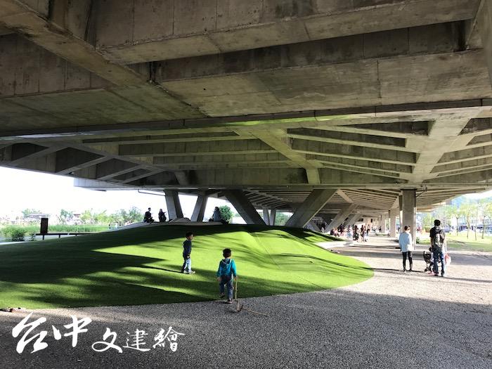 2019年台灣建築獎入選作品—宜蘭冬山火車站高架橋下閒置空間場域再造(圖片提供:主辦單位)