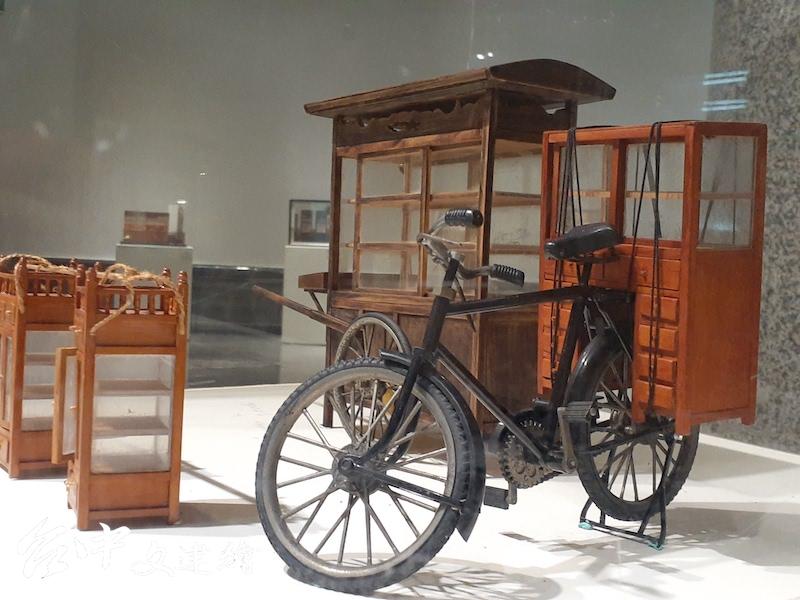 李義雄,醬菜車,25公分X11公分X22公分,2010。(攝影:謝平平)