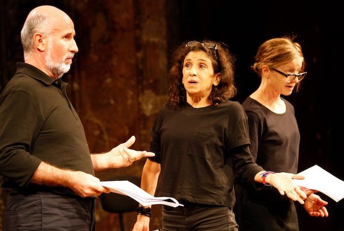 Peter Brook 與 編導瑪麗-伊蓮・埃斯汀(Marie-Hélène Estienne)共同創作2019年版「為什麼」。(圖:「台中國家歌劇院」粉專)