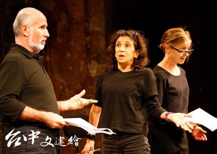 Peter Brook 與 編導瑪麗-伊蓮・埃斯汀(Marie-Hélène Estienne)共同創作2019年版「為什麼」。(圖:「台中國家歌劇院」粉專)