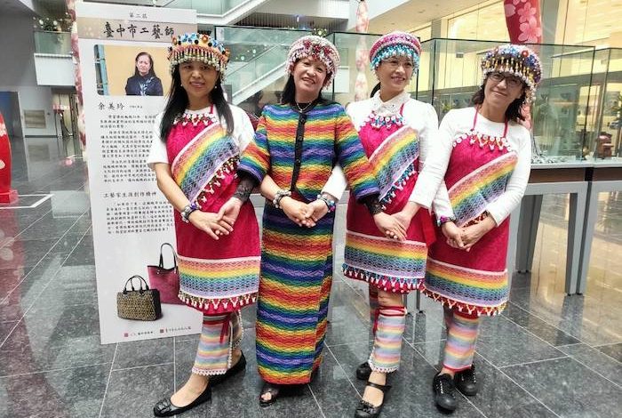 余美玲(左二)獲頒第二屆臺中市工藝師榮譽。(圖:「台灣原住民編織發展協會」粉專)