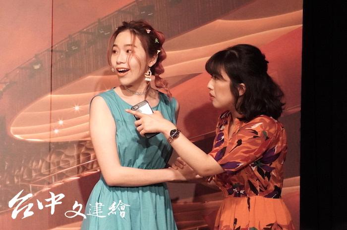 第一屆聲林之王葉柔(左)在劇中扮演媒人婆。(攝影:謝平平)