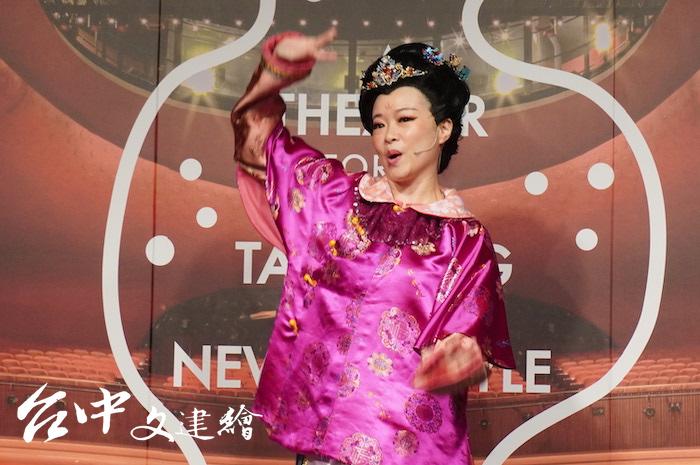 演員莊惠婷在「花魁嫁到」中飾演喜感十足的媽媽桑。(攝影:謝平平)