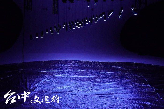 凸凸廳中間地板有一大片的銀色材質,模擬著湖水,以反映光線材質。(攝影:謝平平)