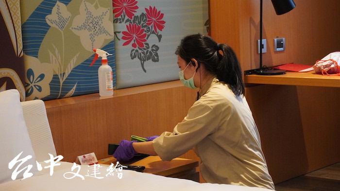 日光溫泉會館表示,房務工作包含全房酒精消毒,因此可能延遲入房時間。(攝影:謝平平)