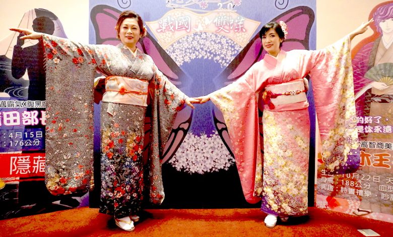 台灣知名女高音林錦如(左)、羅明芳(右人身著藝術總監曾更怡(「我們的劇團」團長)親手製作的和服演唱。(圖:台中文建繪)