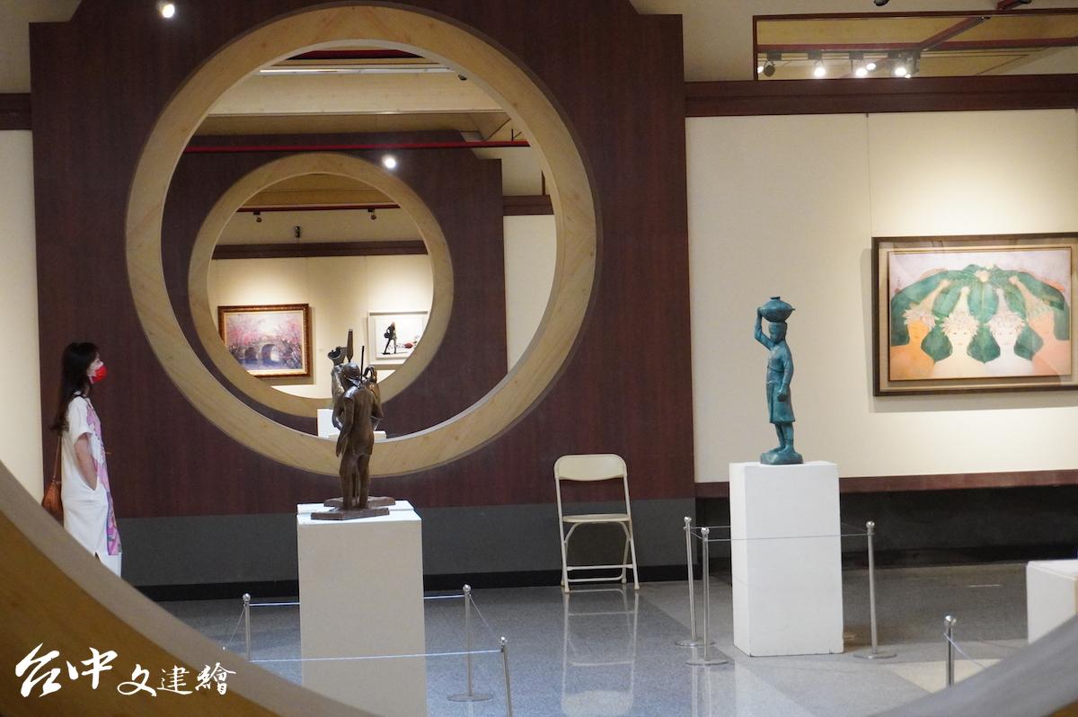台中縣牛馬頭畫會2021年會員聯展「牛耕藝田」在台中市港區藝術中心舉行。(攝影:謝平平)
