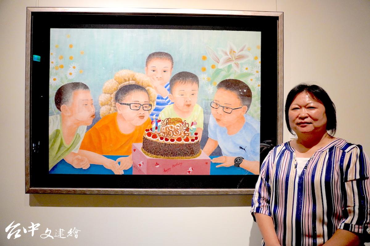 台中縣牛馬頭畫會理事長廖珮如,後為其膠彩作品《吹出~希望》。(圖:台中文建繪)