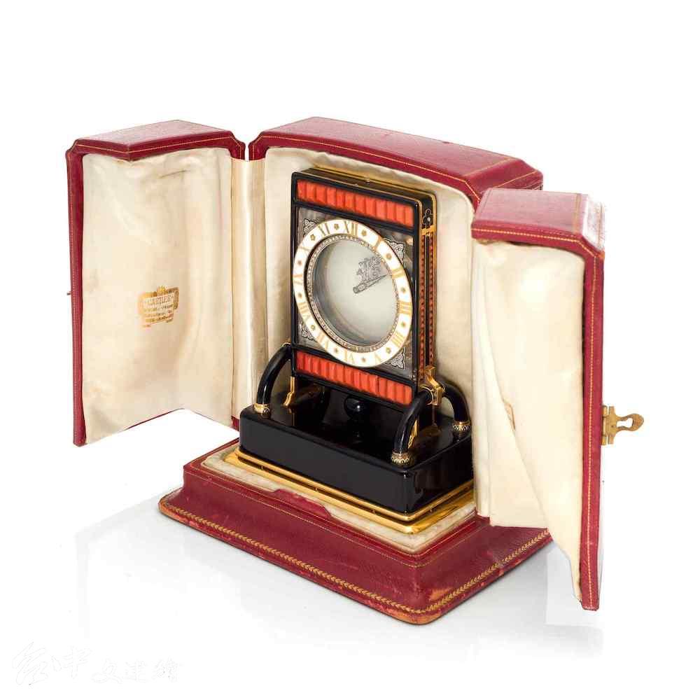 卡地亞 1926 年生產的神秘鐘，與 1920 年的神秘鐘相比，這只名為「Ecran」的鐘只有二根指針，鑲有稀有的水晶、瑪瑙、琺瑯與黃金、鑽石等。（圖：業者提供）