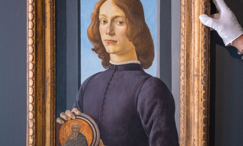 文藝復興大師波提且利《手持圓形聖像的年輕男子（Young Man Holding a Roundel）》在 2021 年 1 月以 9,220 萬美元成交，超過 25 億台幣，創下蘇富比西洋古典作品史上最高拍價，也是史上最貴的肖像畫。（圖：蘇富比）