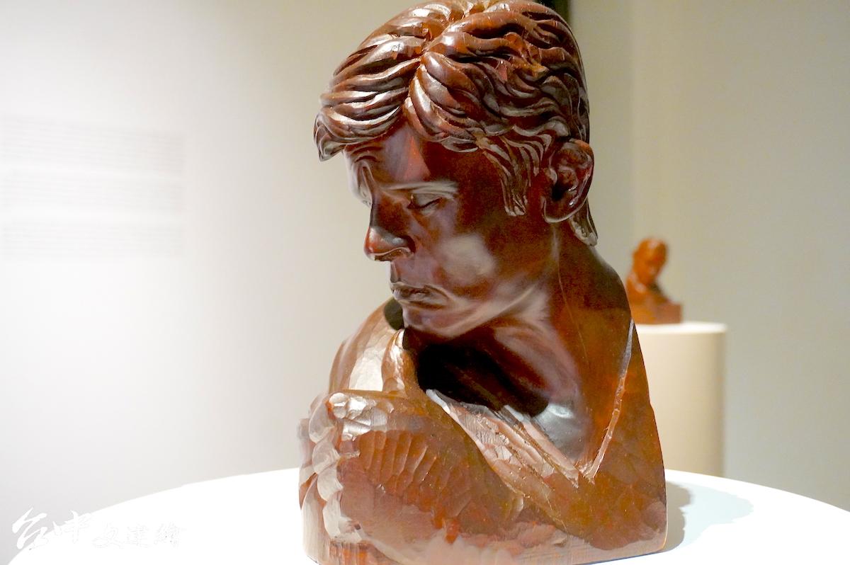 陳正雄,雕刻—檜木,亞蘭德倫,16X18X31 公分。1970 南美展 入選作品。(圖:謝平平)