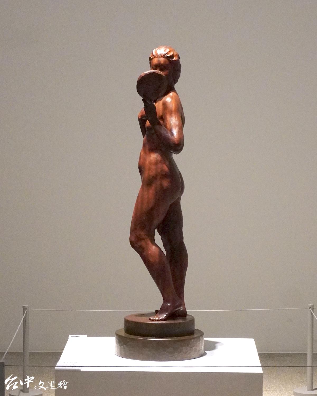 陳正雄,雕刻—牛樟,梳妝,37X37X126公分,1984。(圖:謝平平)