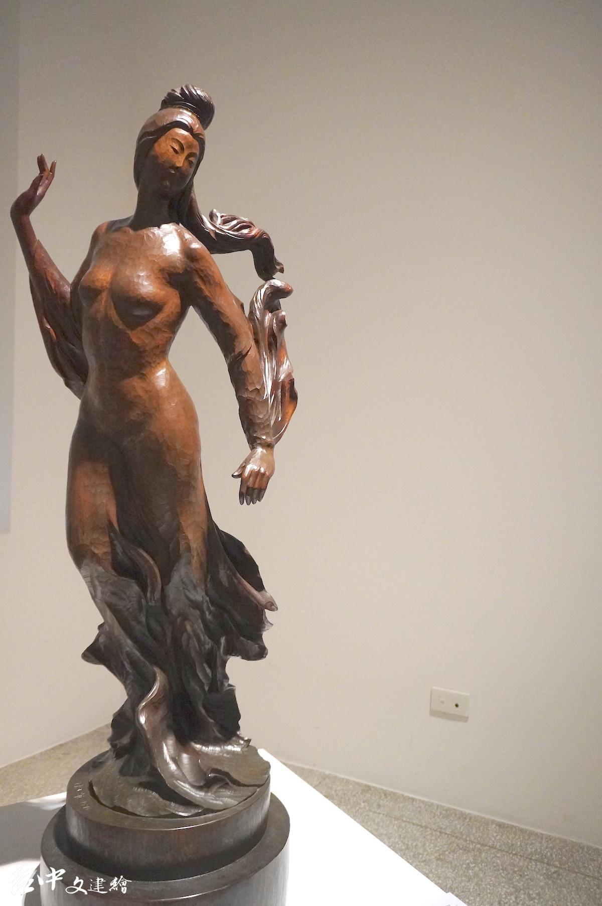 陳正雄送給妻子的禮物〈奔月〉,雕刻—牛樟,41X41X132 公分,1976。(圖:謝平平)