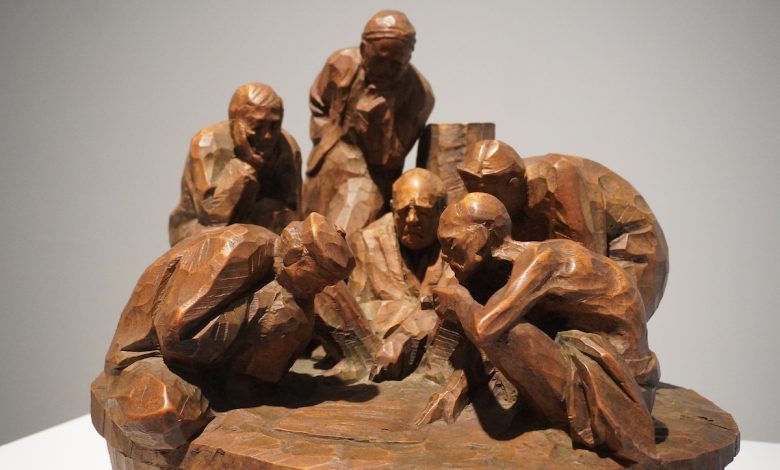 陳正雄,雕刻—牛樟,廟前,48X45X45 公分,1978。新構造社參展作品,私人收藏。(圖:謝平平)