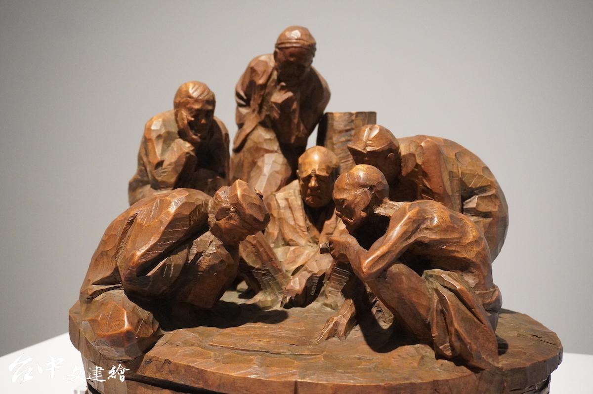 陳正雄,雕刻—牛樟,廟前,48X45X45 公分,1978。新構造社參展作品,私人收藏。(圖:謝平平)