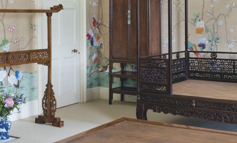 「維甯漢莊園中國古典傢俱」專拍的黃花梨四合如意團螭紋圍子六柱架子床。(圖:業者提供)