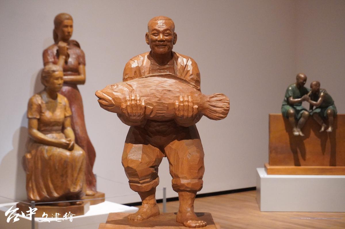 陳正雄,木雕—牛樟,愉,74X28X32 公分,2000,私人收藏。左後方即為「安平金小姐」。(圖:謝平平)