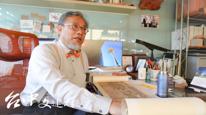建築師賴張亮打開自行複製、裱褙的〈清明上河圖〉。(攝影:謝平平)