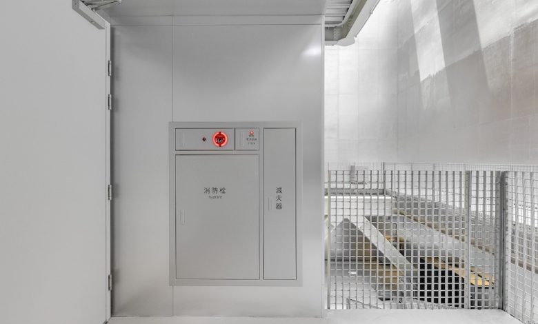 台北表演藝術中心，金屬色的消防栓箱與環境相互呼應。（圖：台灣設計研究院）