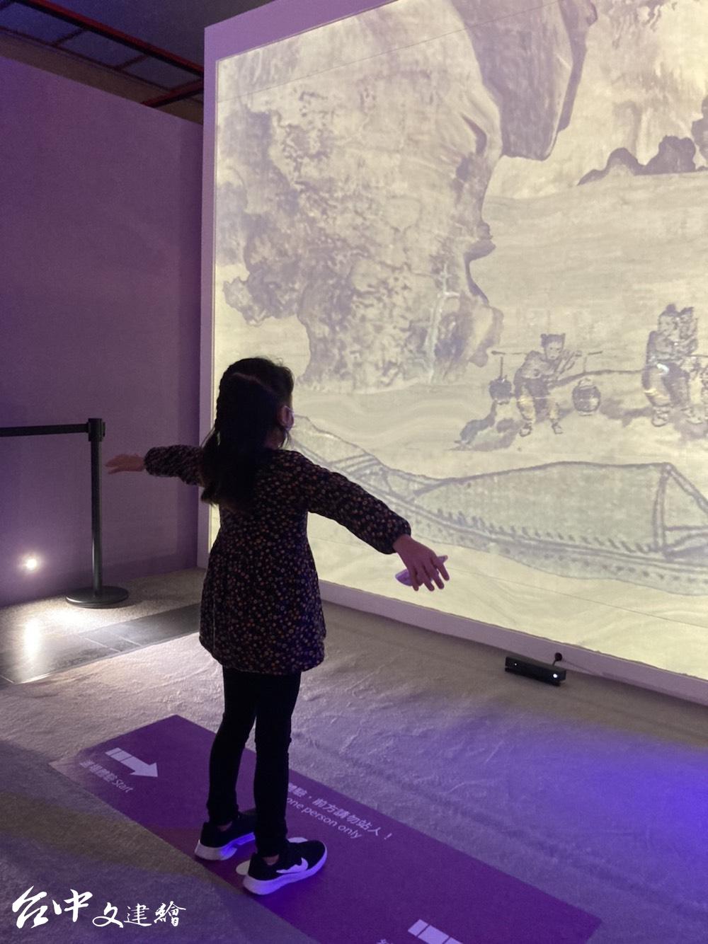 民眾可「走入畫中」體感互動裝置。(圖:台中市港區藝術中心)