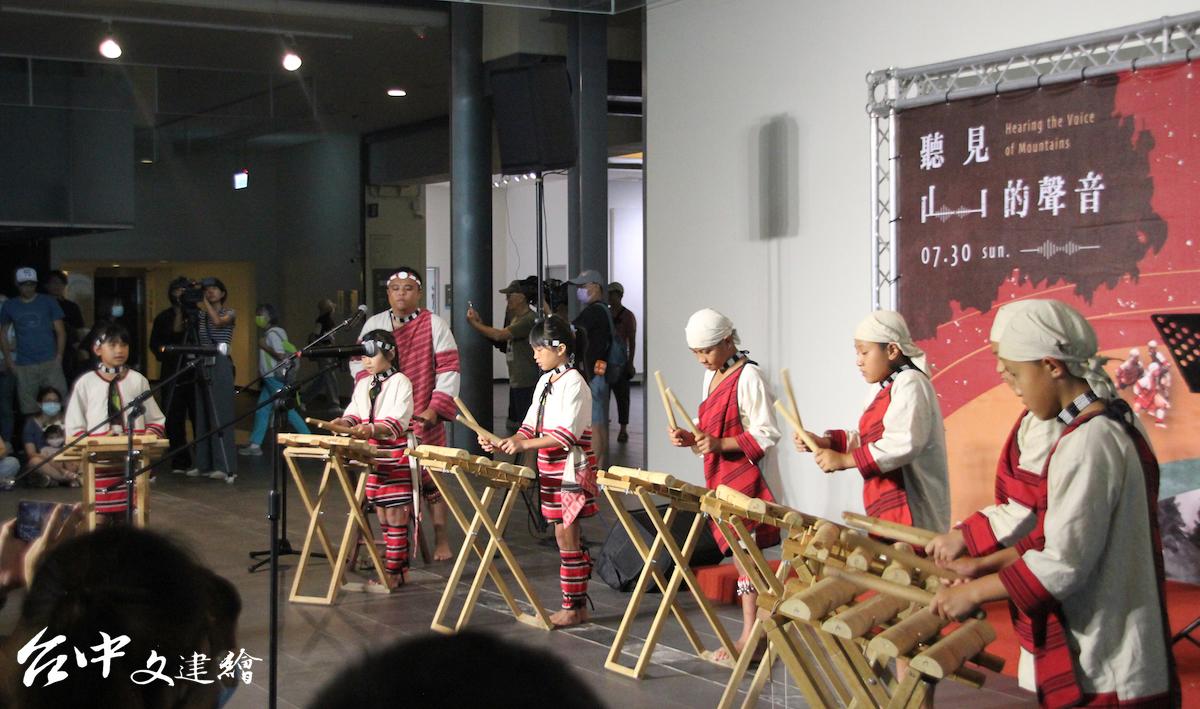 都達國小學生表演賽德克族傳統樂器口簧琴、木琴。（圖：國美館）