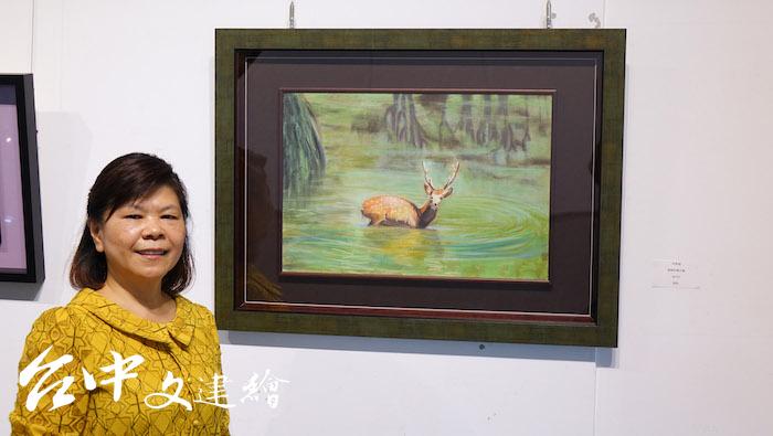 何秀娟與作品《萌萌的梅花鹿》。(圖:台中市大台中美術協會)