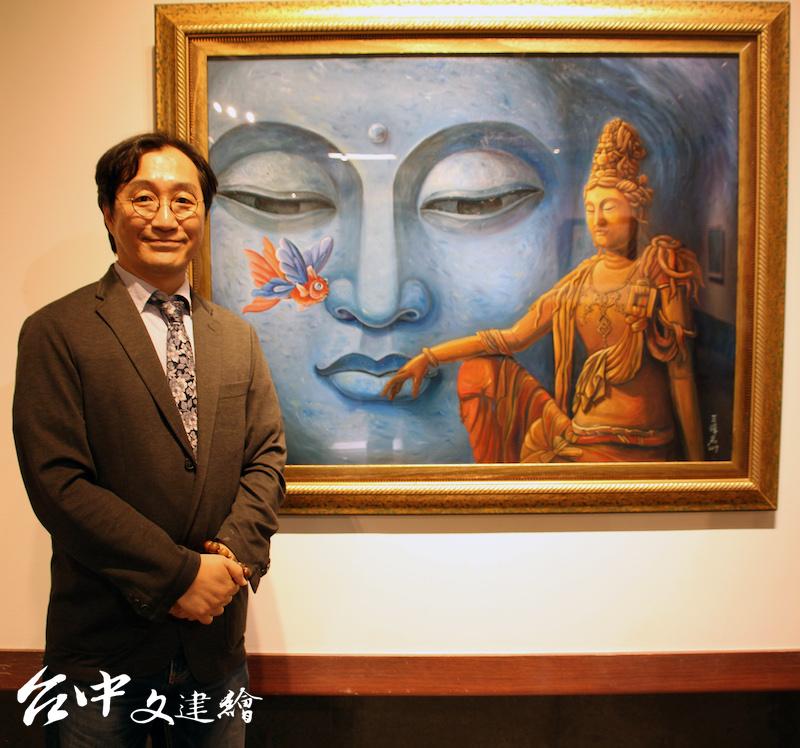 台灣藝術家法國沙龍學會理事長王瑋名與作品「水月觀自在」。(圖:港區藝文中心)