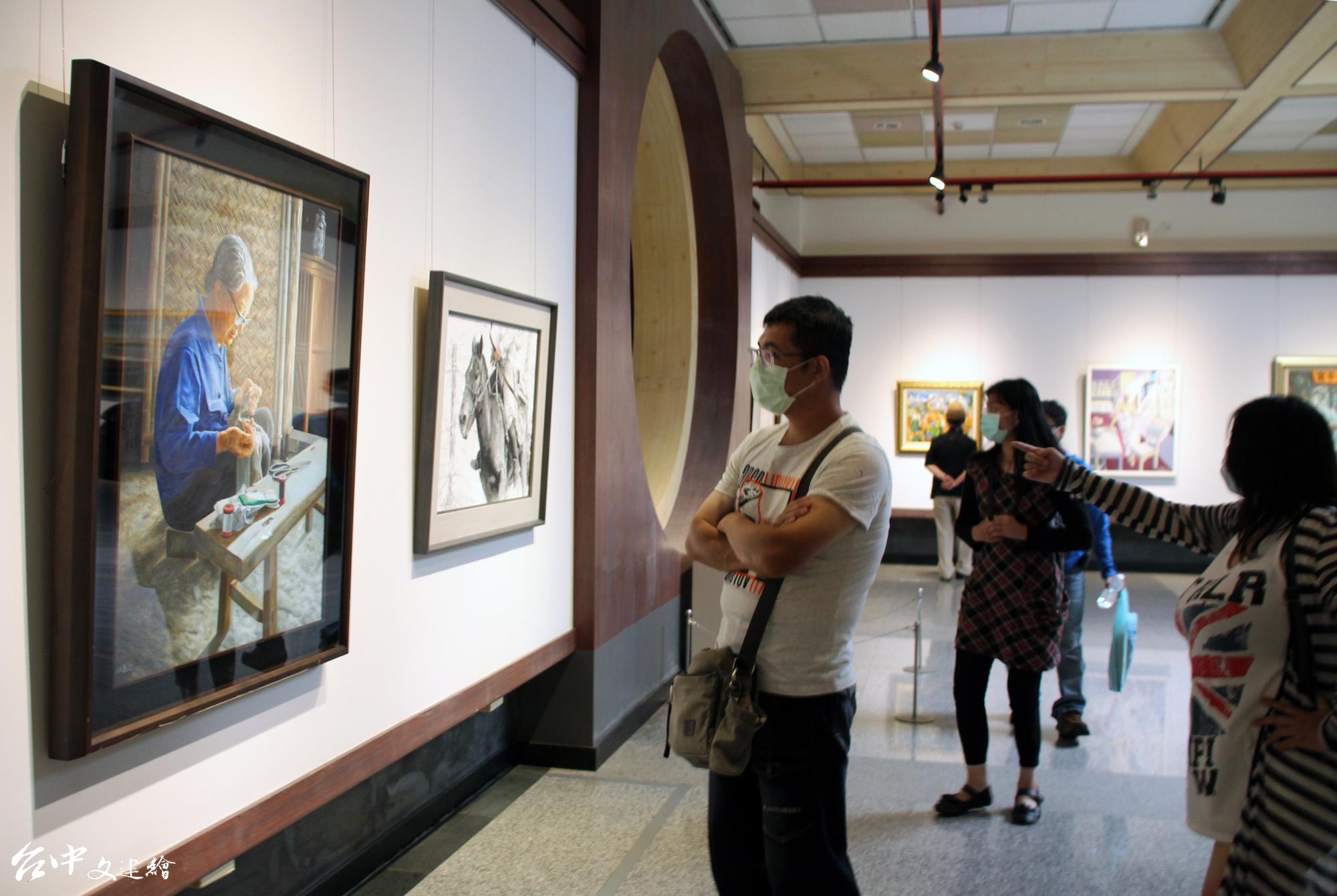 台灣藝術家法國沙龍學會(TFA)在清水的港區藝文中心展出。(圖:港區藝文中心)