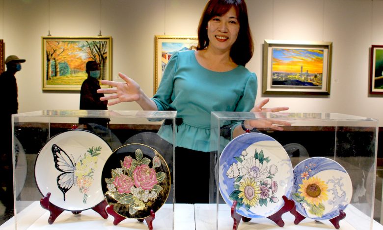 林美枝陶瓷作品《祝福》(右)、《爭艷》(左)。(圖:臺中市港區藝術中心)