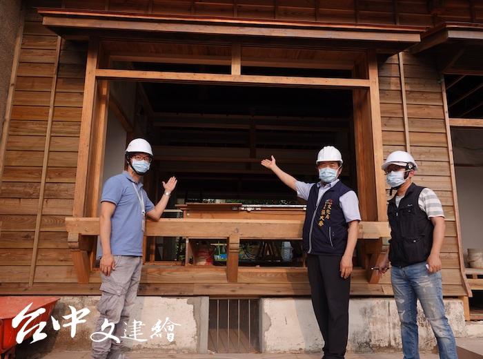 台中市文化局長張大春率隊勘察烏日警察官吏派出所修復工程。(圖:台中市文化局)