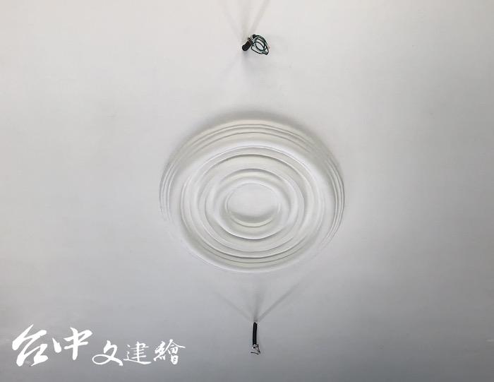 橢圓形的灰泥裝飾燈座。(圖:台中市文化局)