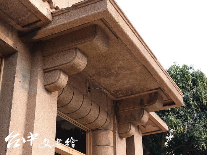 「烏日警察官吏派出所」主體建築的門廊。(圖:台中市文化局)