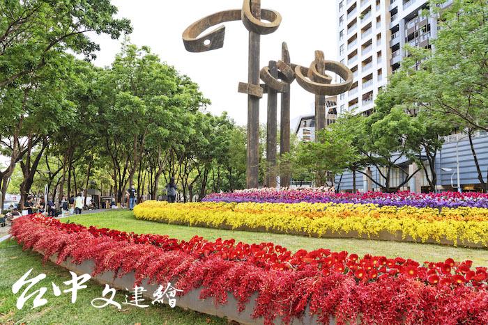 草悟道花閃活動,後為楚戈雕塑作品「允執厥中」。(圖:業者提供)