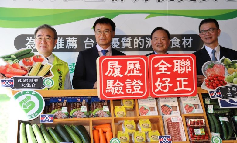 全聯福利中心舉行「溯源食材在全聯 方便更安心」記者會。左起農糧署署長胡忠一、農會委主委陳吉仲、全聯福利中心董事長林敏雄、總經理蔡篤昌(圖:業者提供)