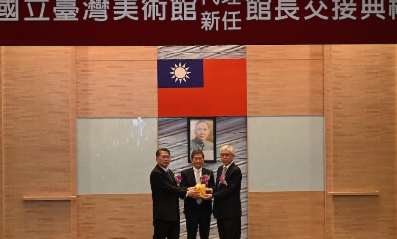 左起代理館長梁晉誌、文化部長李永得、新任館長梁永斐。(圖:國美館)