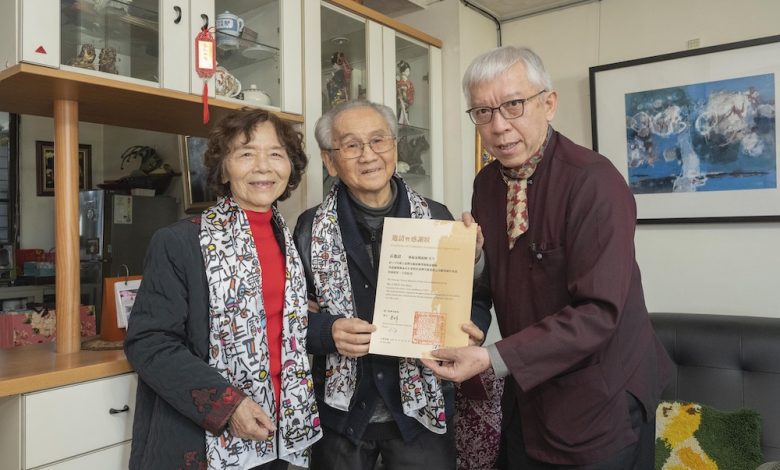 國美館館長梁永斐(右)與陳銀輝伉儷合影。(圖:國美館)