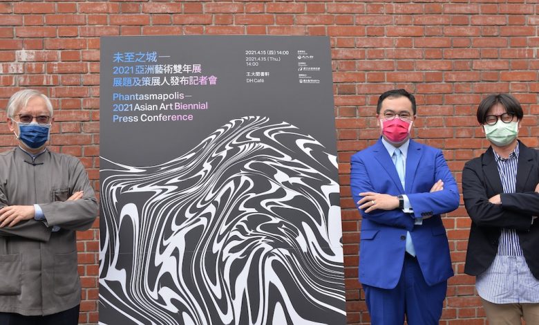 國美館館長梁永斐(左)與 2021 亞洲雙年展總策展人高森信男(中)、共同策展人侯昱寬(右)合影。(圖:國美館)