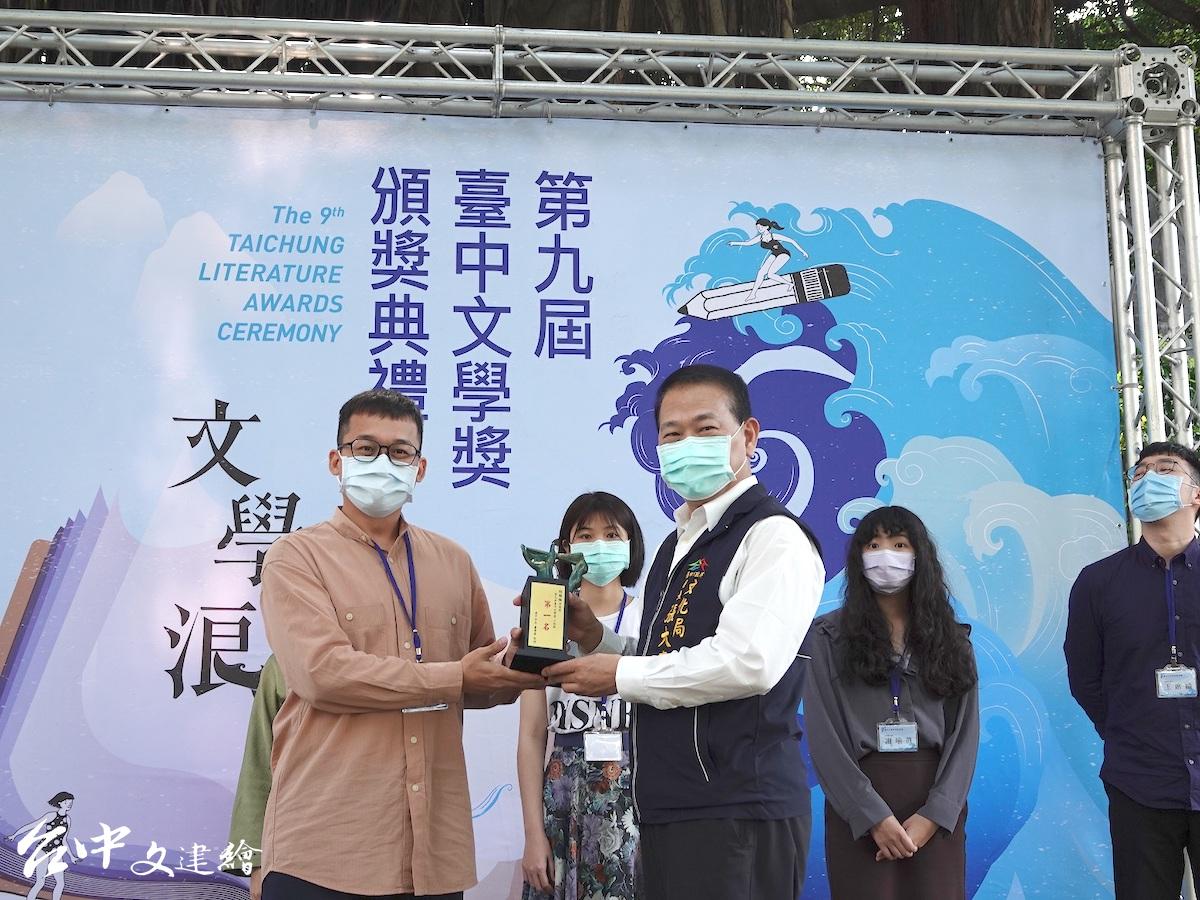 台中市文化局長張大春(右)頒獎給小說類第一名林楷倫。(圖:台中市文化局)