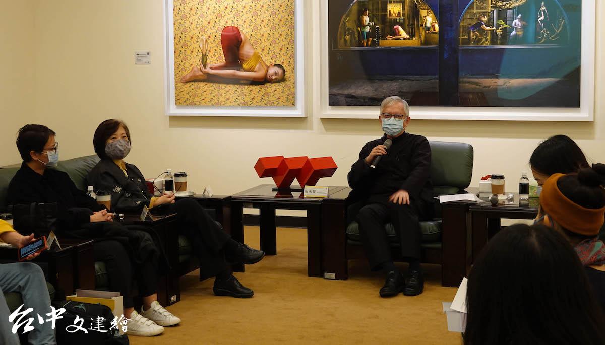 2021年1月20日,國美館藝術家舉行座談會,中坐者為國美館館長梁永斐(圖:國美館)